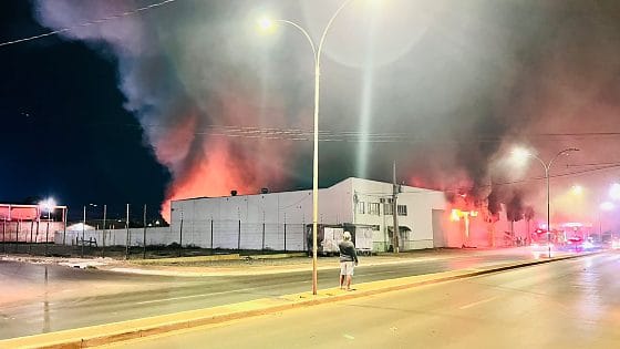 Incêndio de grandes proporções atinge depósito da Secretaria de  Educação de Várzea Grande; vídeo