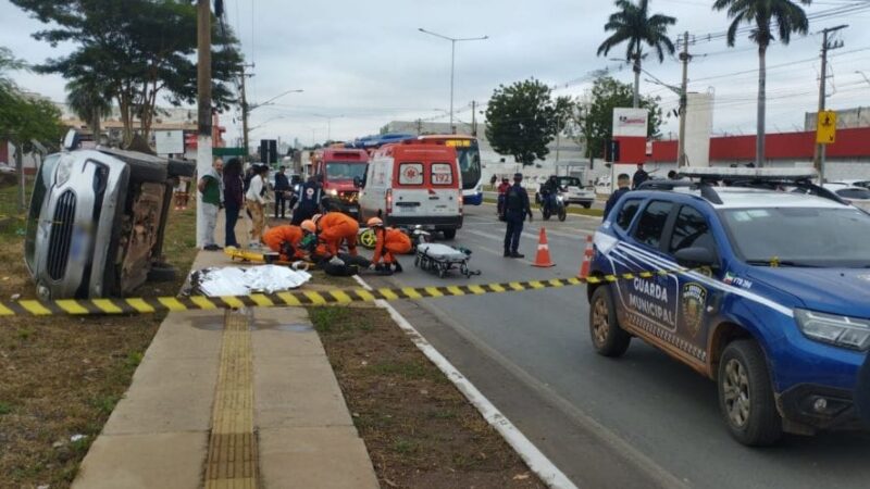 Mulher morre atropelada na faixa de pedestre e vai parar debaixo de carro na avenida da FEB; vídeos
