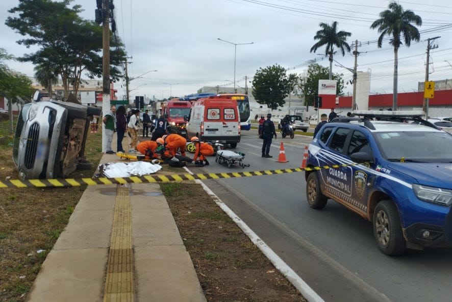 Mulher morre atropelada na faixa de pedestre e vai parar debaixo de carro na avenida da FEB; vídeos