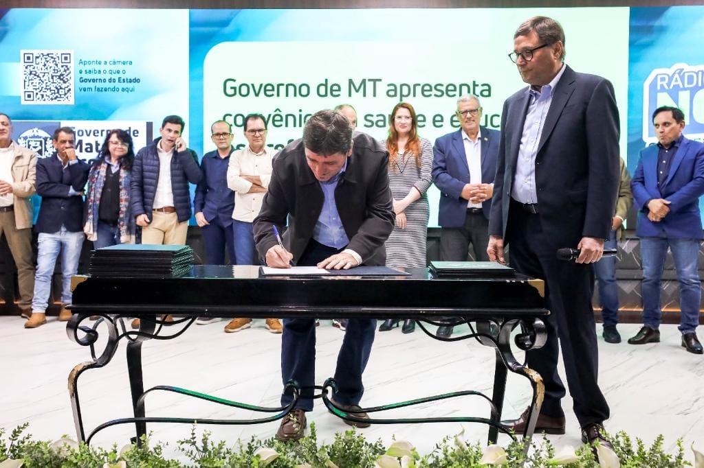 Governo de MT firma convênios com municípios para obras de asfalto, escolas e habitação