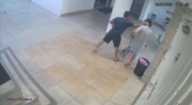 Câmera de segurança flagra morador chutando cachorro e dando tapa na cara de vizinho