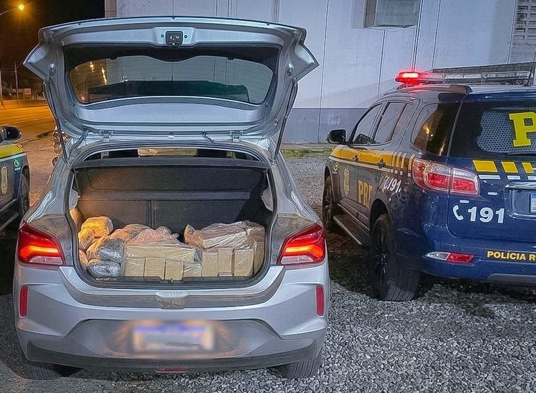 Traseira rebaixada de veículo faz PRF apreender 161 kg de drogas em praça de pedágio em MT