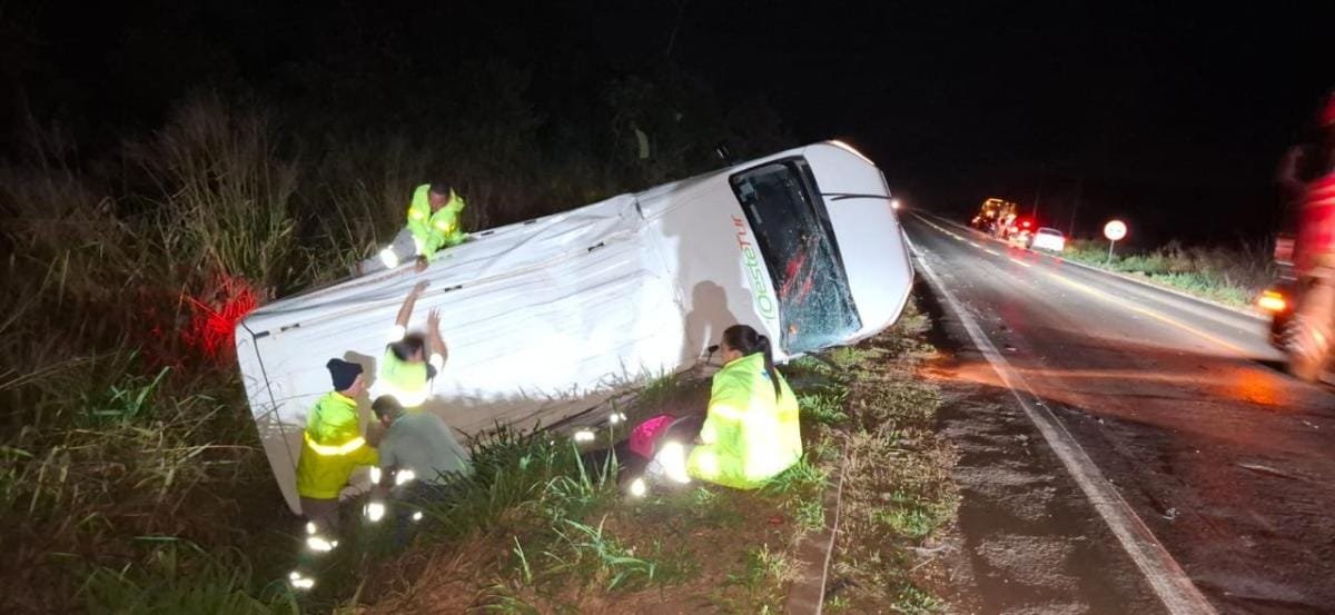 Tombamento de van e colisão frontal deixam 15 feridos em rodovia de Mato Grosso