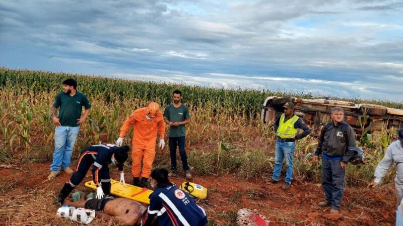 Motorista é ejetado após caminhonete sair da pista e  capotar na rodovia MT-140