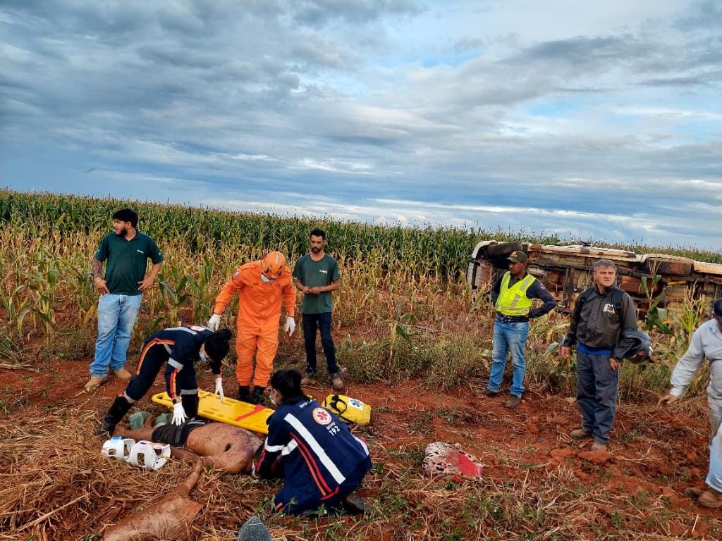 Motorista é ejetado após caminhonete sair da pista e  capotar na rodovia MT-140