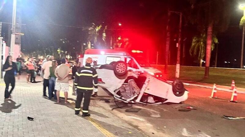 Casal e duas crianças ficam feridos após capotamento de veículo no Distrito Industrial