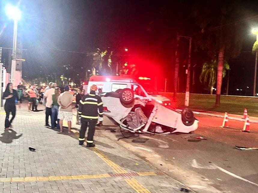 Casal e duas crianças ficam feridos após capotamento de veículo no Distrito Industrial