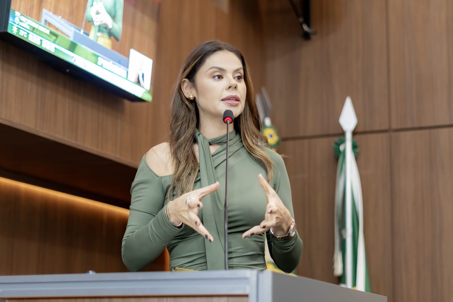 “Você deixaria sua filha lutar com um atleta trans?”, questiona Michelly após decisão do TJ
