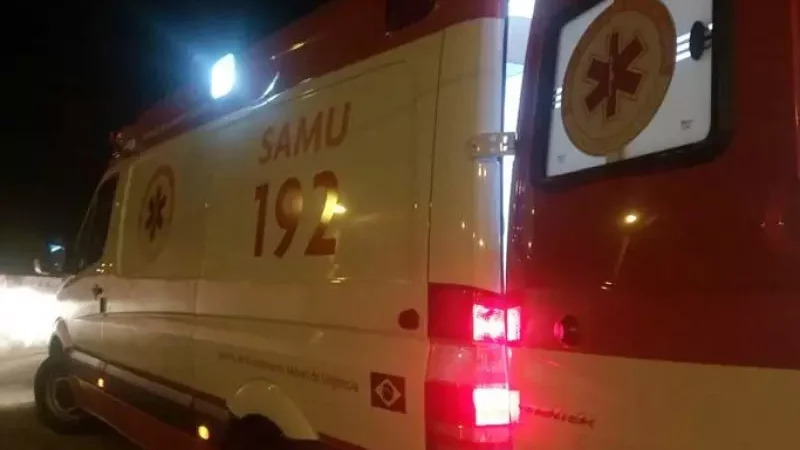 Motociclista morre após perder controle ao passar por buraco; passageira fica ferida