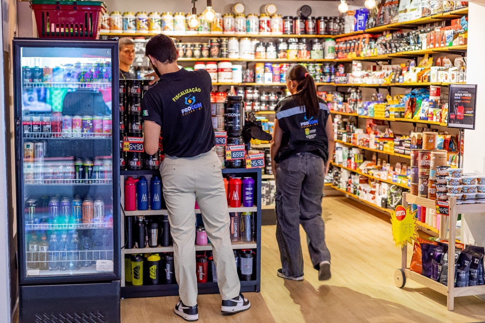 Operação flagra lojas com alimentos e até cosméticos vencidos em Cuiabá