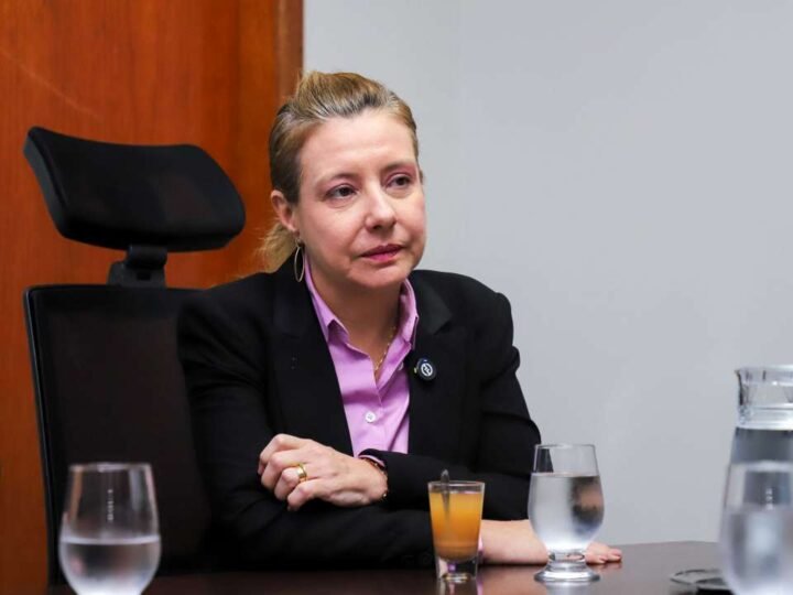 Flávia anuncia demissões para reduzir gastos com salários: “Tenho que enxugar R$ 12 milhões”