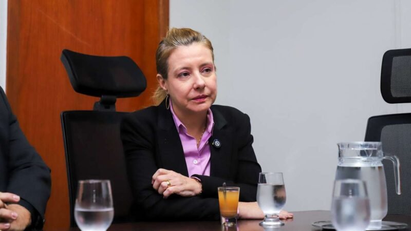 Flávia anuncia demissões para reduzir gastos com salários: “Tenho que enxugar R$ 12 milhões”