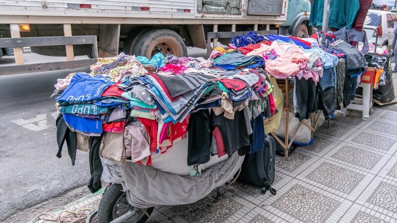 Prefeito promete apreender mercadorias de ambulantes irregulares no centro de Cuiabá