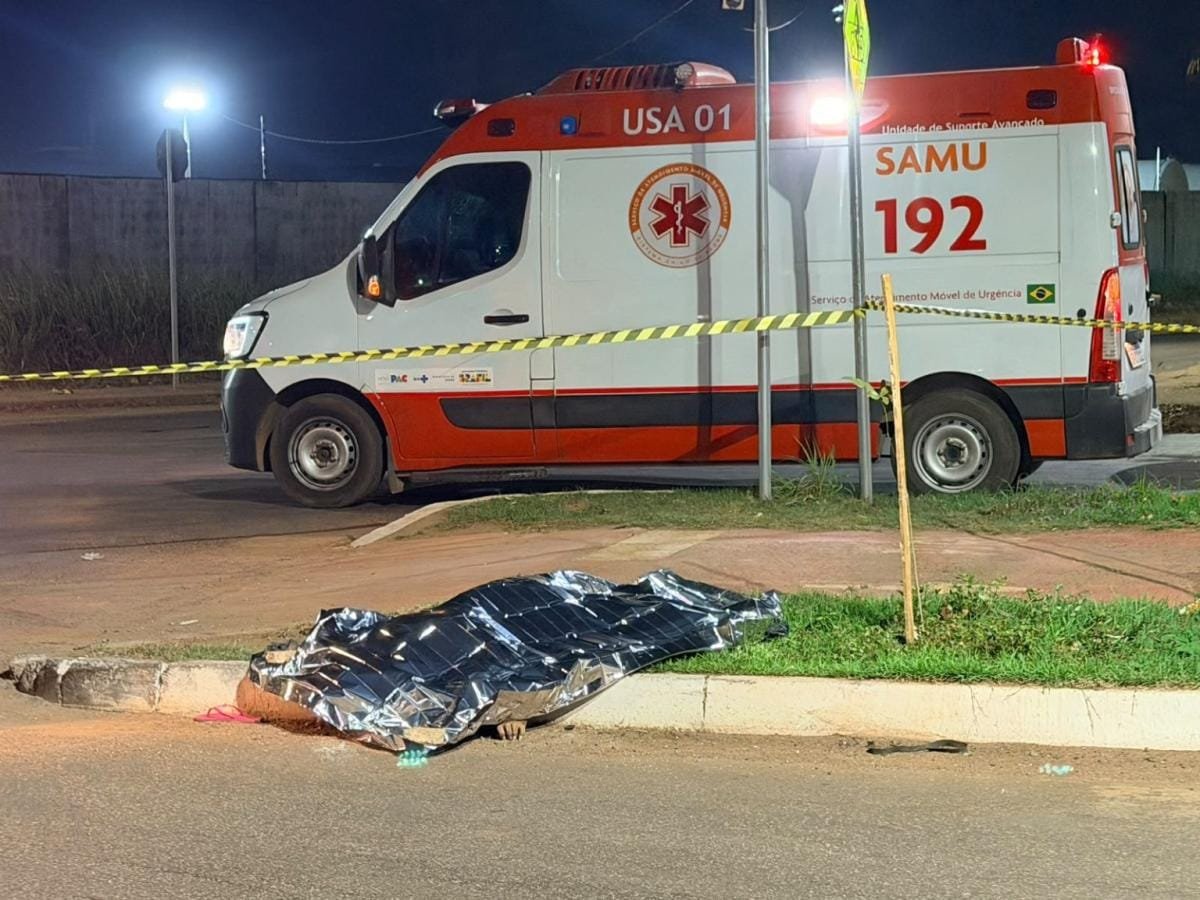Mulher morre atropelada por carreta após descer de moto conduzida pelo genro