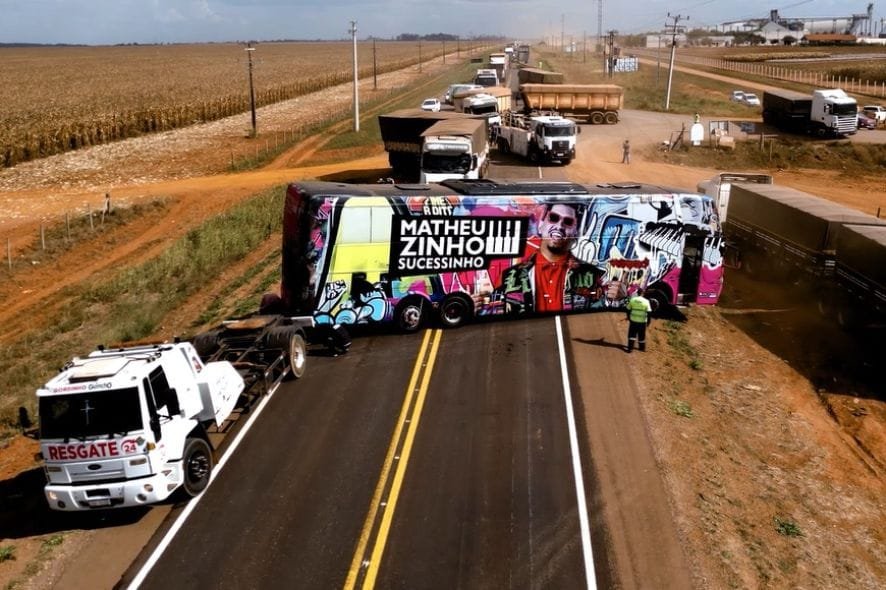 Ônibus do cantor Matheuzinho Sucessinho se envolve em acidente com duas carretas em MT