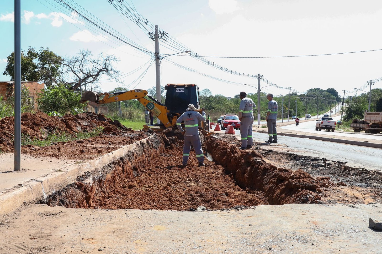 Prefeitura inicia manutenção emergencial na Avenida Leôncio Lopes