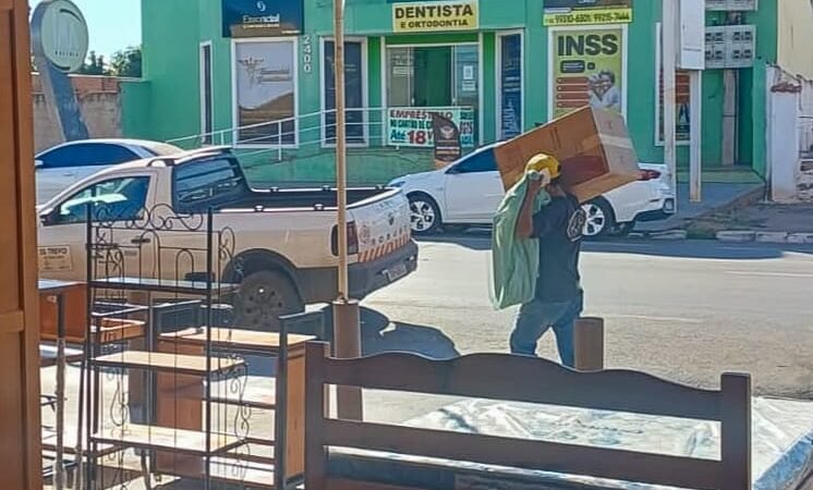 Ladrão furta centrífuga de roupas em loja e carrega nas costas em Várzea Grande