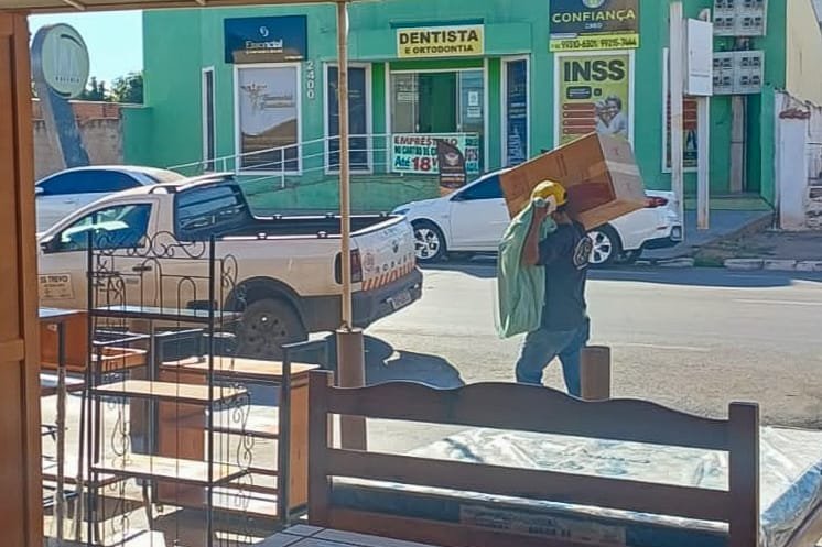 Ladrão furta centrífuga de roupas em loja e carrega nas costas em Várzea Grande