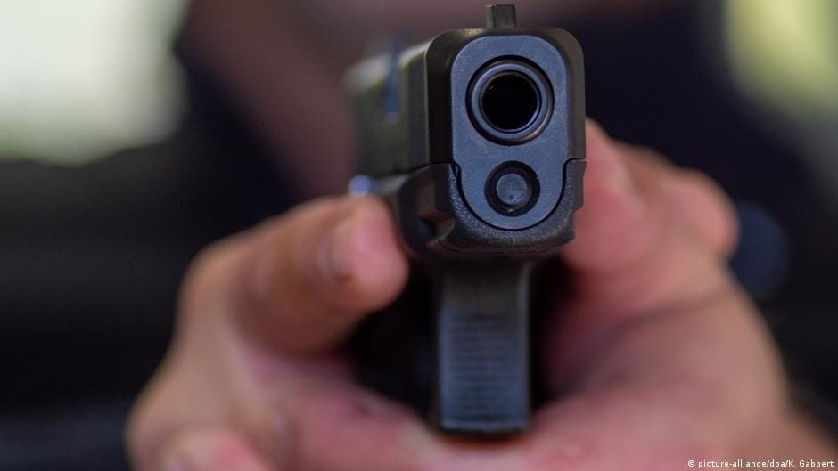 Jovem é baleada no abdômen e testemunha aponta marido e irmão como autores