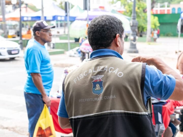 Fiscalização orienta ambulantes da região central e interdita trailers abandonados em Cuiabá