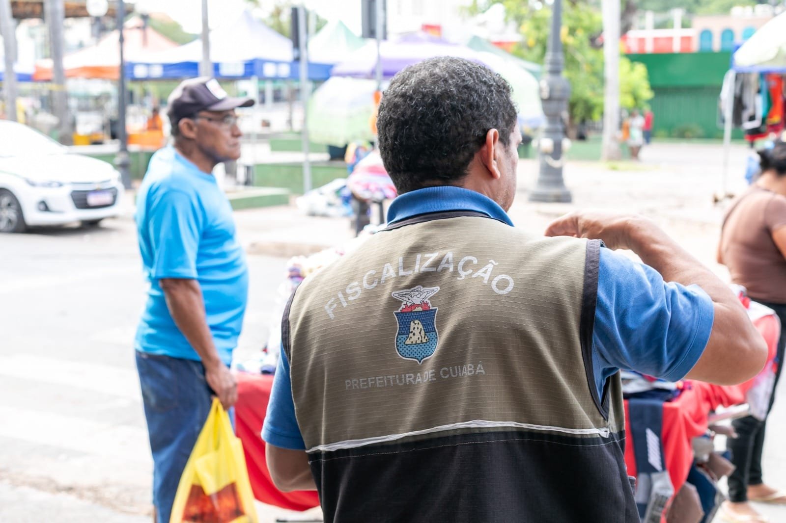 Fiscalização orienta ambulantes da região central e interdita trailers abandonados em Cuiabá