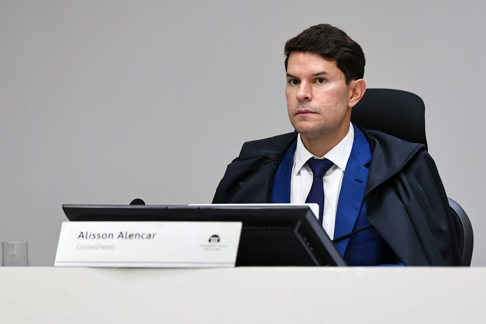 TCE mantém suspenso pregão de R$ 1,4 milhão de Prefeitura para compra de mobiliário escolar