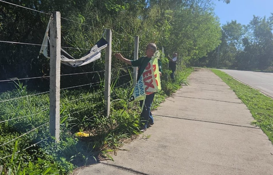 Operação recolhe mais de 60 peças de publicidade irregular em avenida de Cuiabá