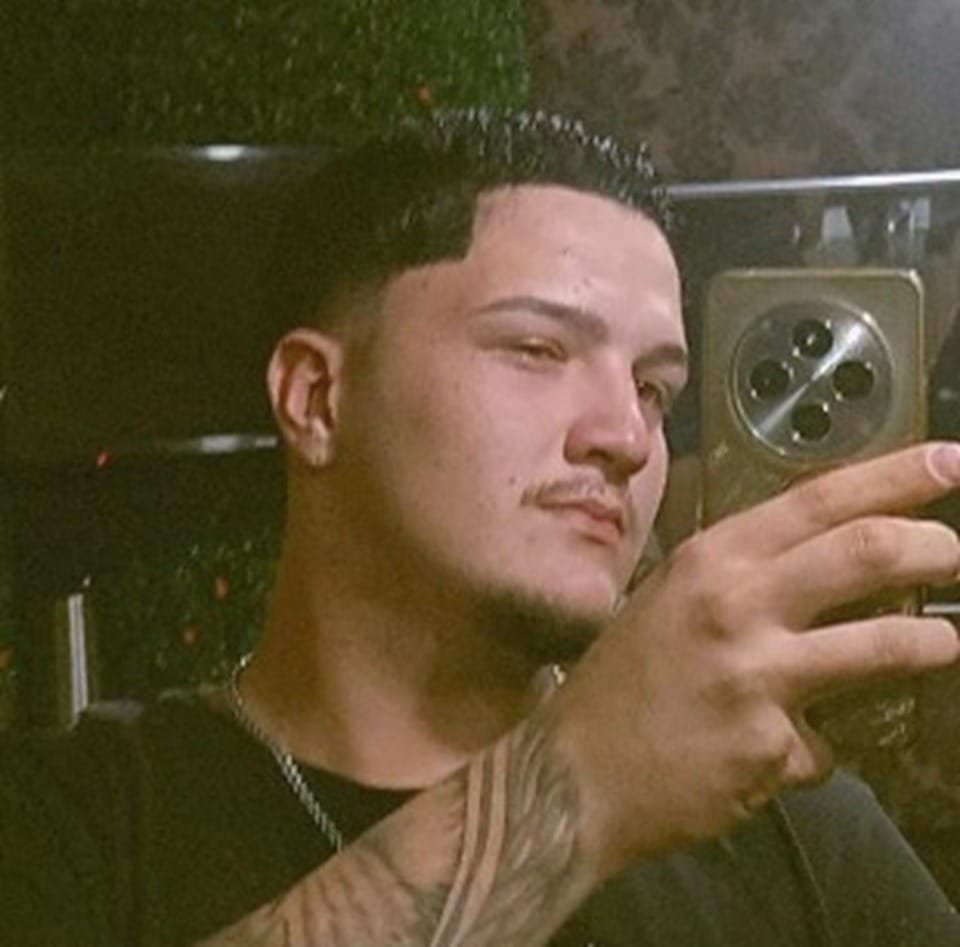 Jovem de 22 anos é assassinado a tiros no meio da rua durante a madrugada