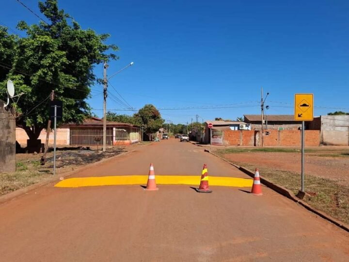 Prefeitura instala 25 quebra-molas e placas de sinalização em bairros de Várzea Grande