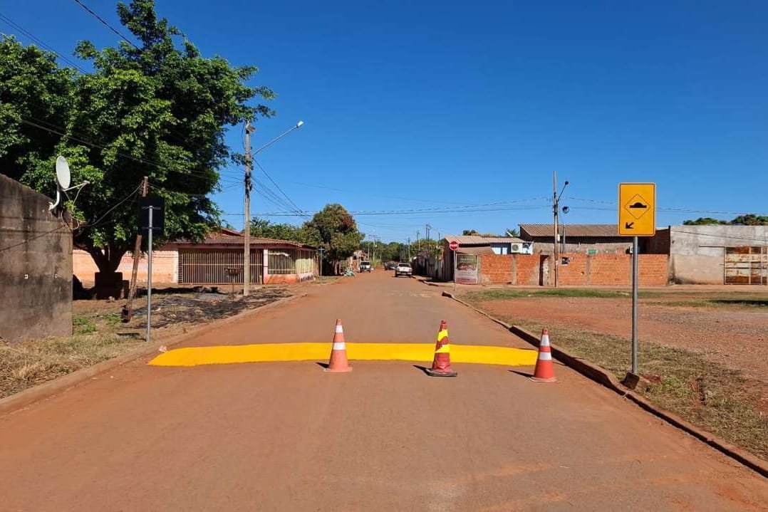 Prefeitura instala 25 quebra-molas e placas de sinalização em bairros de Várzea Grande