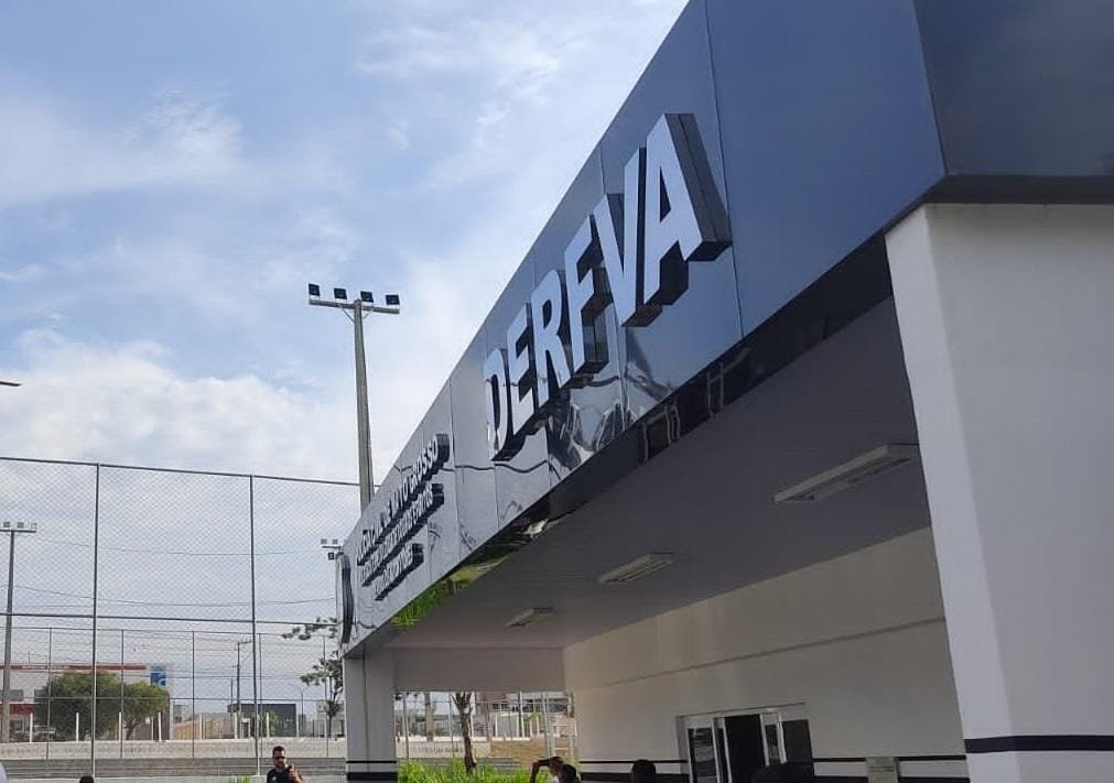 Dois são presos por roubar veículo e obrigar vítima a fazer transferência bancárias