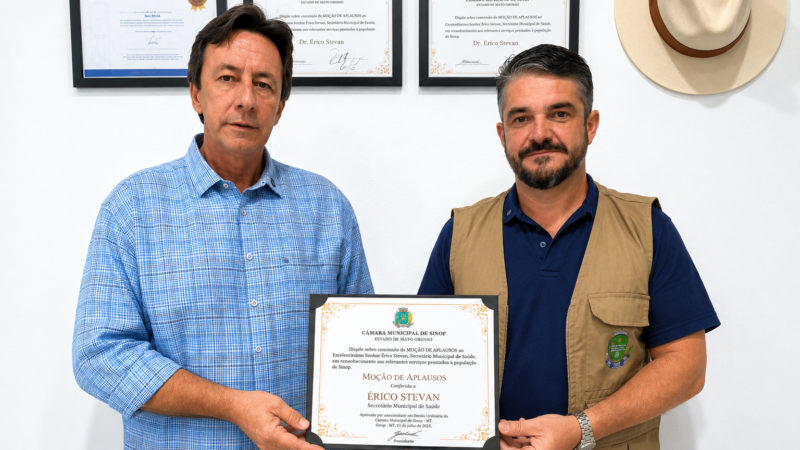 Vereador Ademir Debortoli entrega Moção de Aplausos ao secretário Érico Stevan e reconhece avanços na Saúde de Sinop