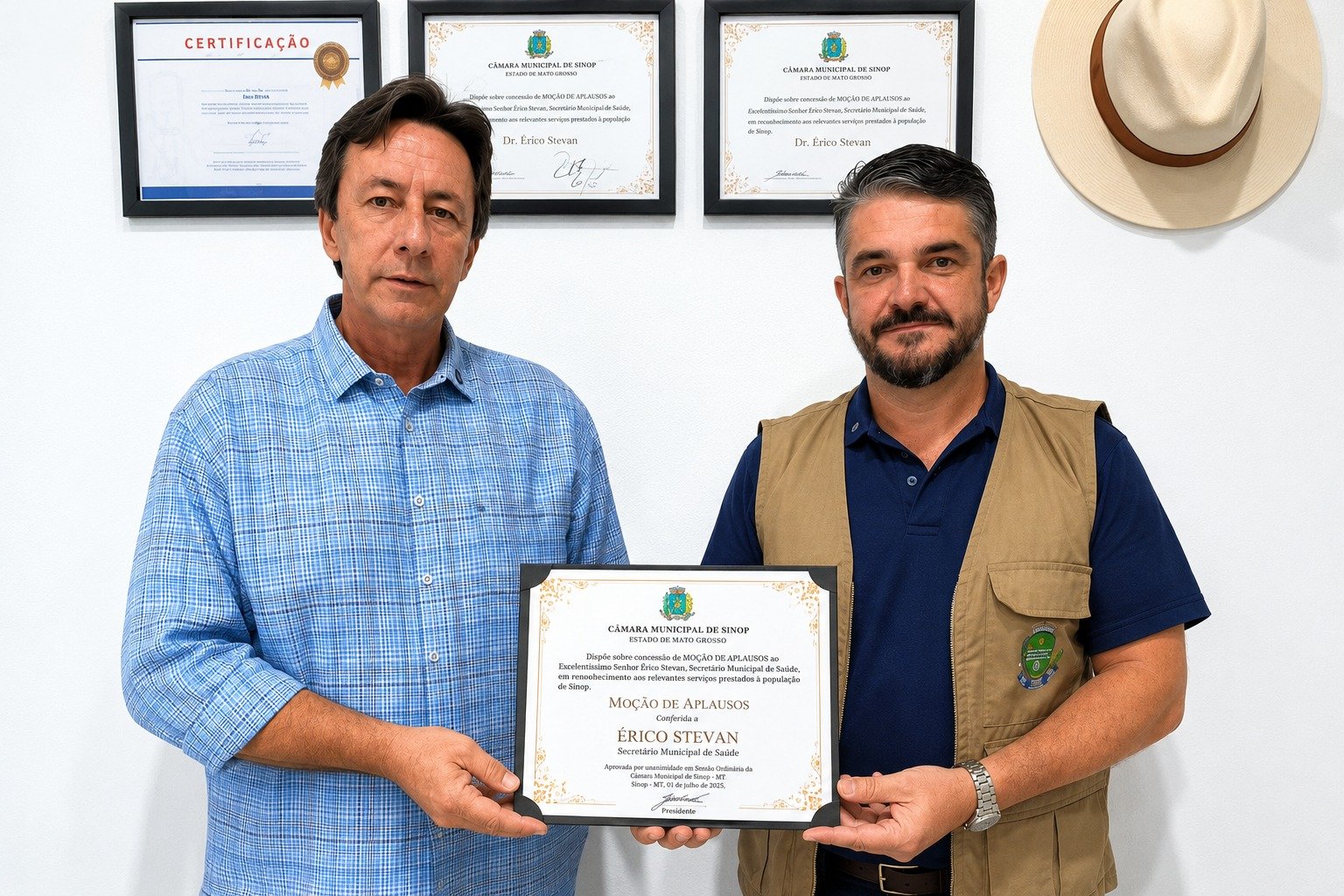 Vereador Ademir Debortoli entrega Moção de Aplausos ao secretário Erico Stevan e reconhece avanços na Saúde de Sinop