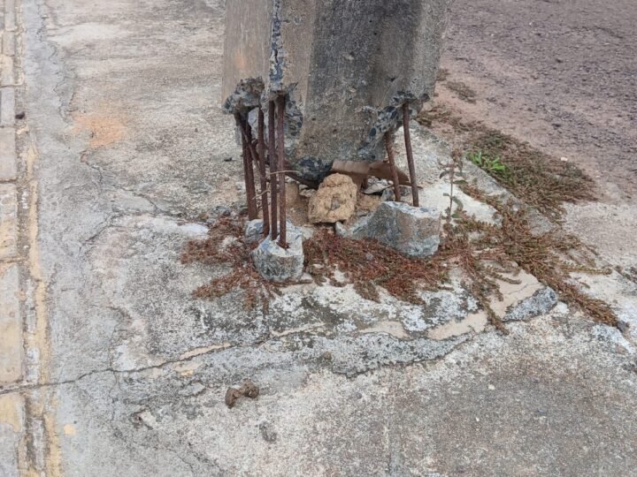 Moradores alertam para risco de acidente com poste de alta tensão no bairro 13 de Maio em Guarantã do Norte.