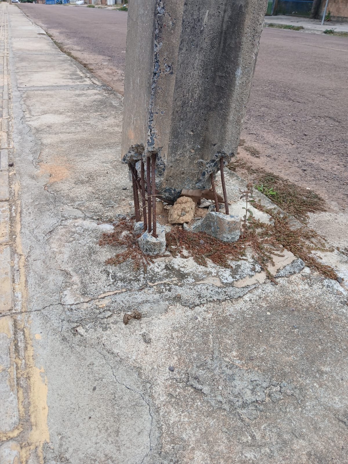 Moradores alertam para risco de acidente com poste de alta tensão no bairro 13 de Maio em Guarantã do Norte.