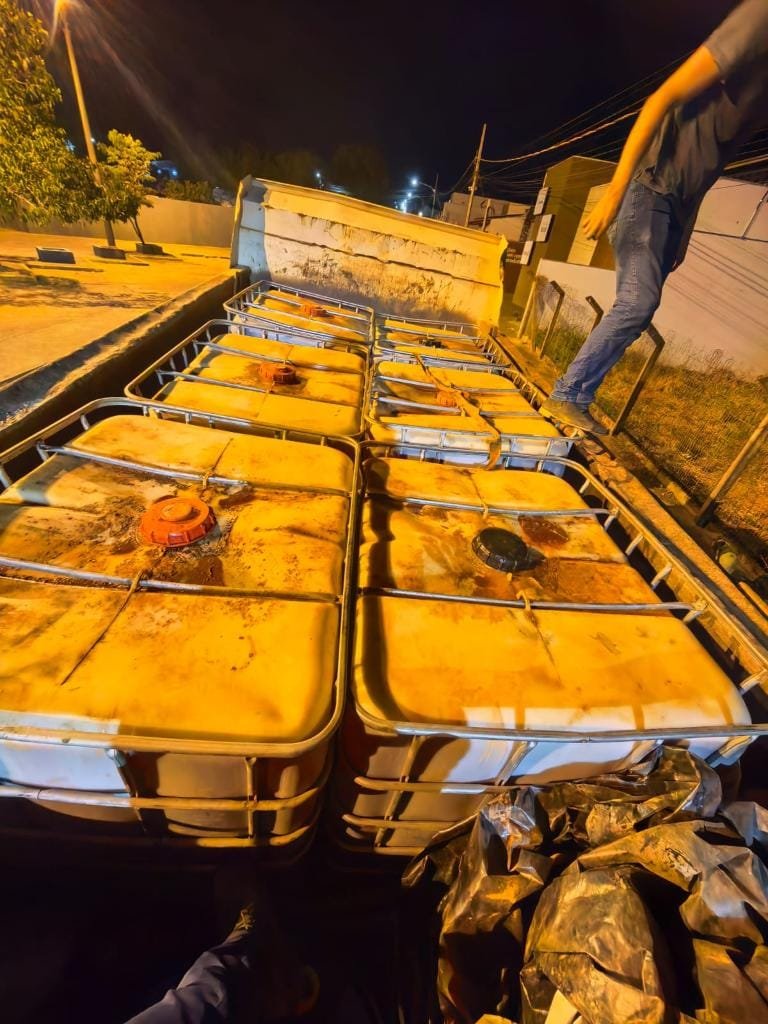 PC apreende caminhão com 6 mil litros de combustíveis para garimpos e prende motorista