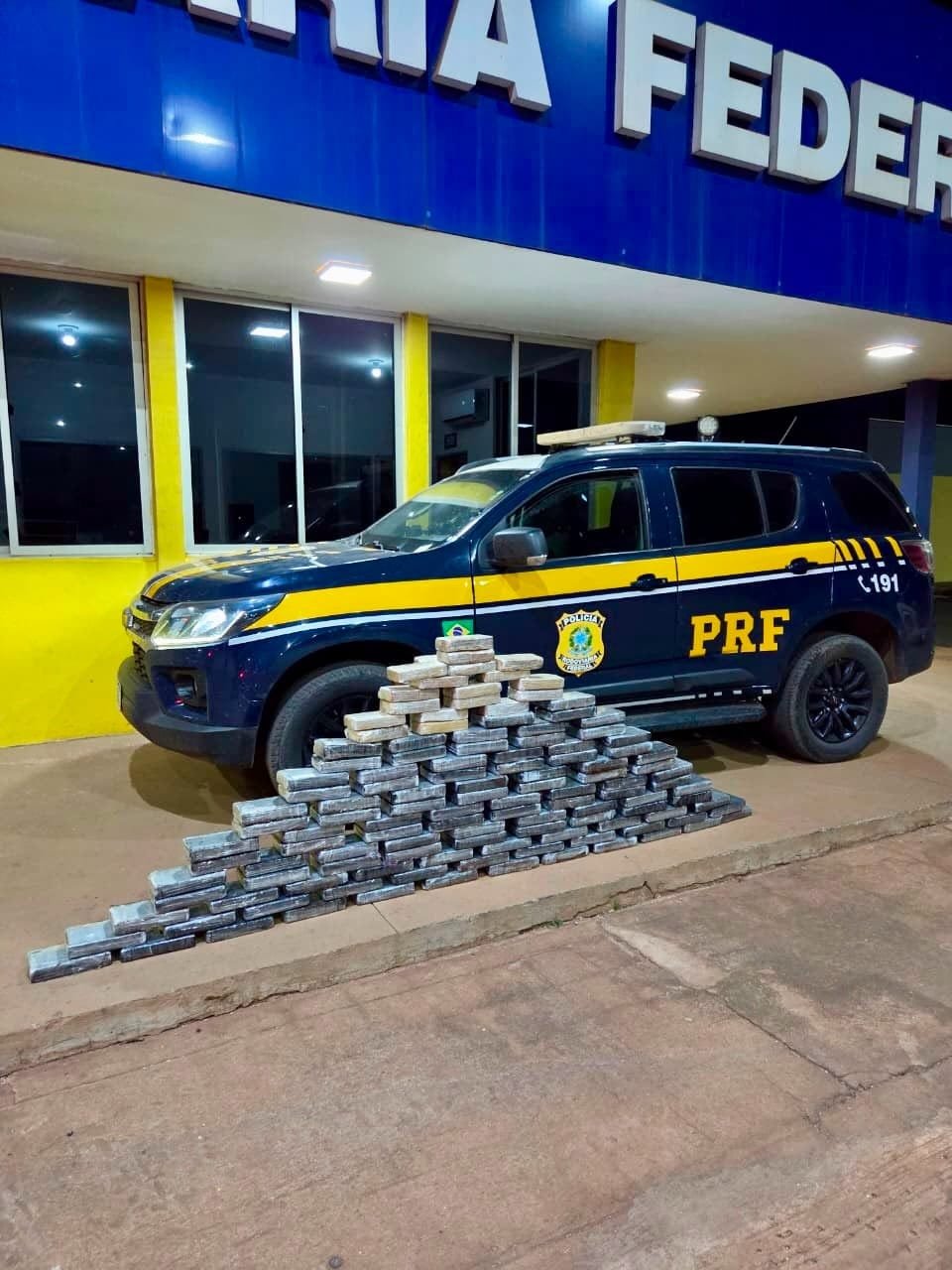 PRF encontra 126 tabletes de cocaína em carro transportado por caminhão-cegonha em MT