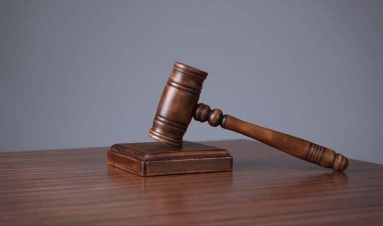 Réu é condenado a 46 anos de cadeia e R$ 40 mil por tentar matar ex-esposa e outro homem
