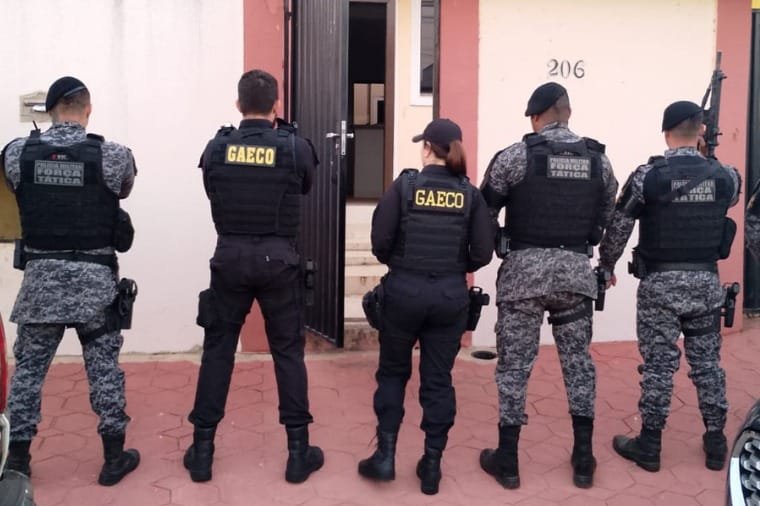 Gaeco prende dois faccionados do CV por coordenar crimes dentro de presídio em MT