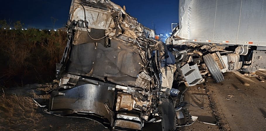 Colisão frontal entre duas carretas deixa dois feridos na BR-163; um em estado grave