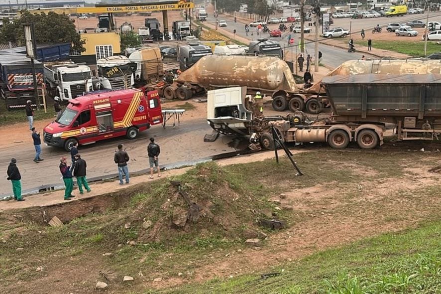 Vídeo mostra queda de carretas de viaduto que deixou três feridos nesta manhã na capital