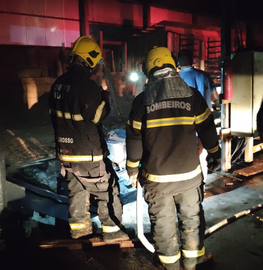 Corpo de Bombeiros combate incêndio em madeireira durante a madrugada em Sinop