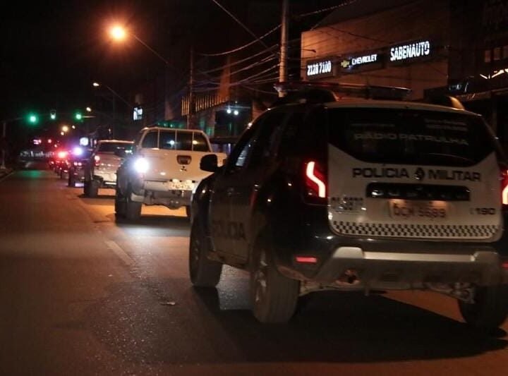 Homem é preso após agredir companheira com tapa no rosto após casal retornar de festa