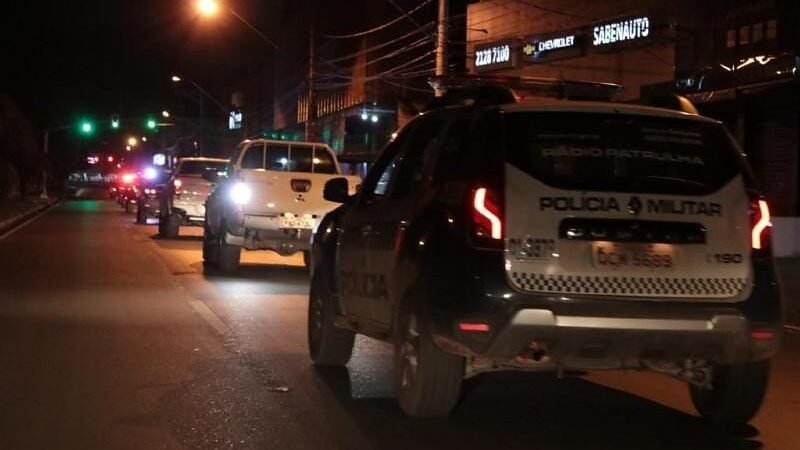 Homem é preso após agredir companheira com tapa no rosto após casal retornar de festa