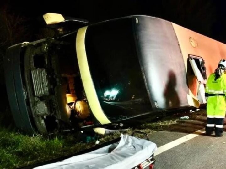 Motorista perde controle, tomba ônibus com 36 passageiros e deixa nove feridos em MT