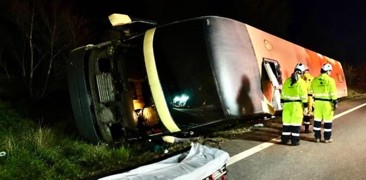 Motorista perde controle, tomba ônibus com 36 passageiros e deixa nove feridos em MT
