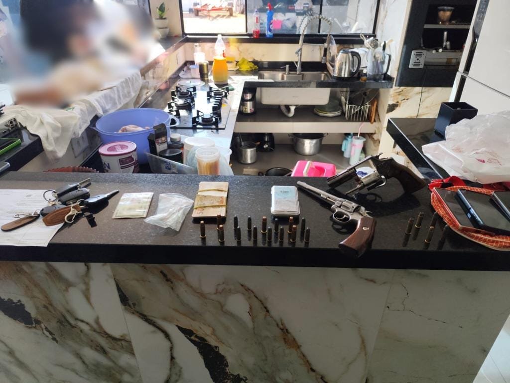 Dois homens são em flagrante pela PC com armas, dinheiro e contabilidade de agiotagem