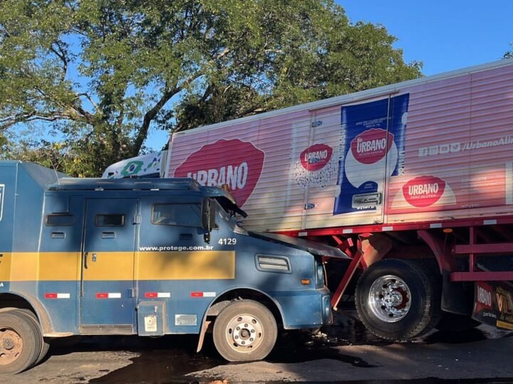 Motorista de carro-forte fica ferido após colisão com caminhão baú em Várzea Grande
