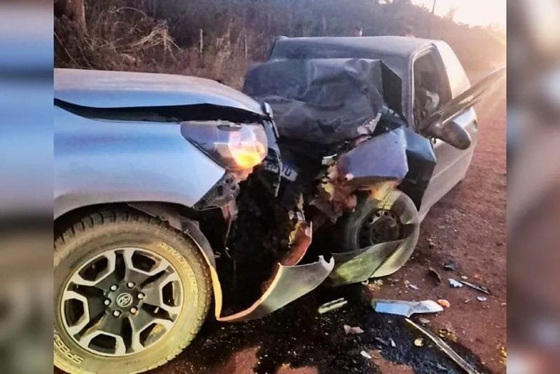 Batida frontal entre Gol e caminhonete Hilux mata dois jovens no interior de MT
