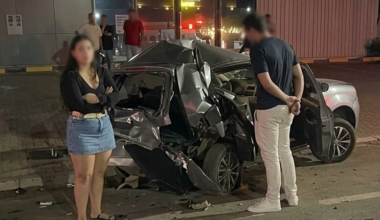 Criança morre e mãe fica ferida após carro ser atingido por suv de luxo; motorista é preso; vídeos